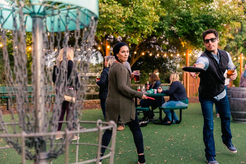 a woman play disc golf 