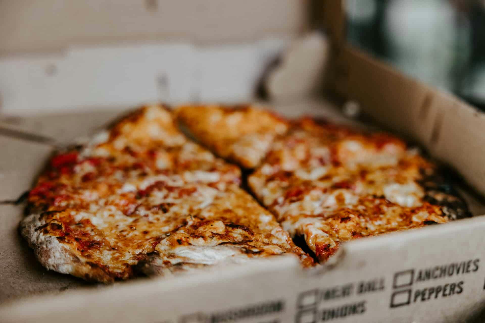 KSG25705 hot pizza in a pizza box