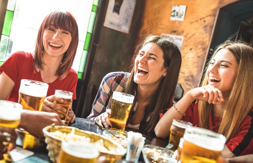 women-drinking-beer-laughing-web