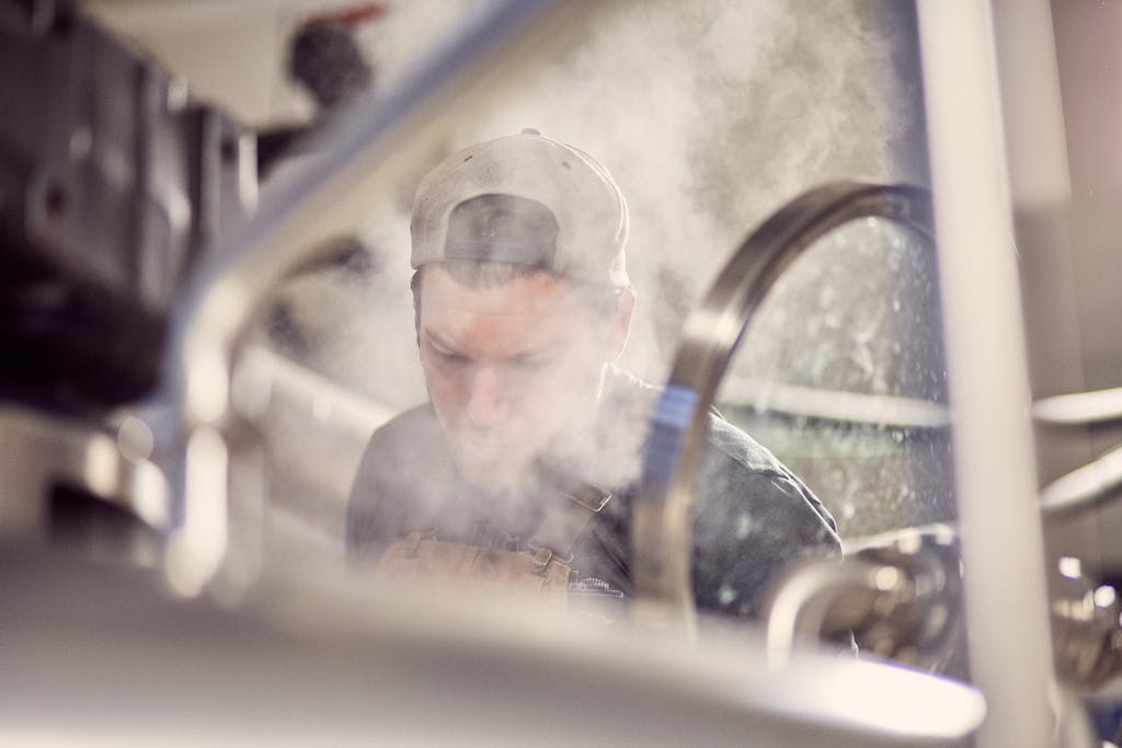 DG-007 Brewer brewing beer