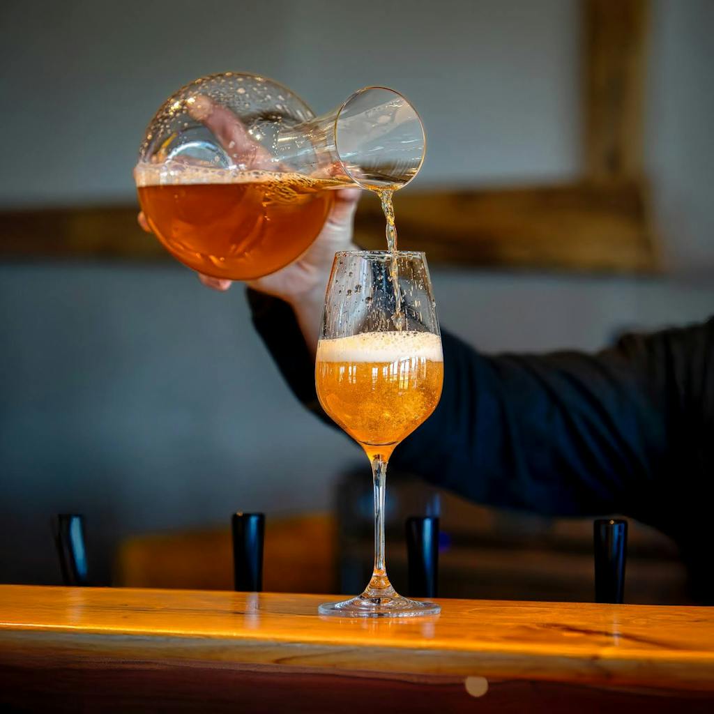 1 pouring beer