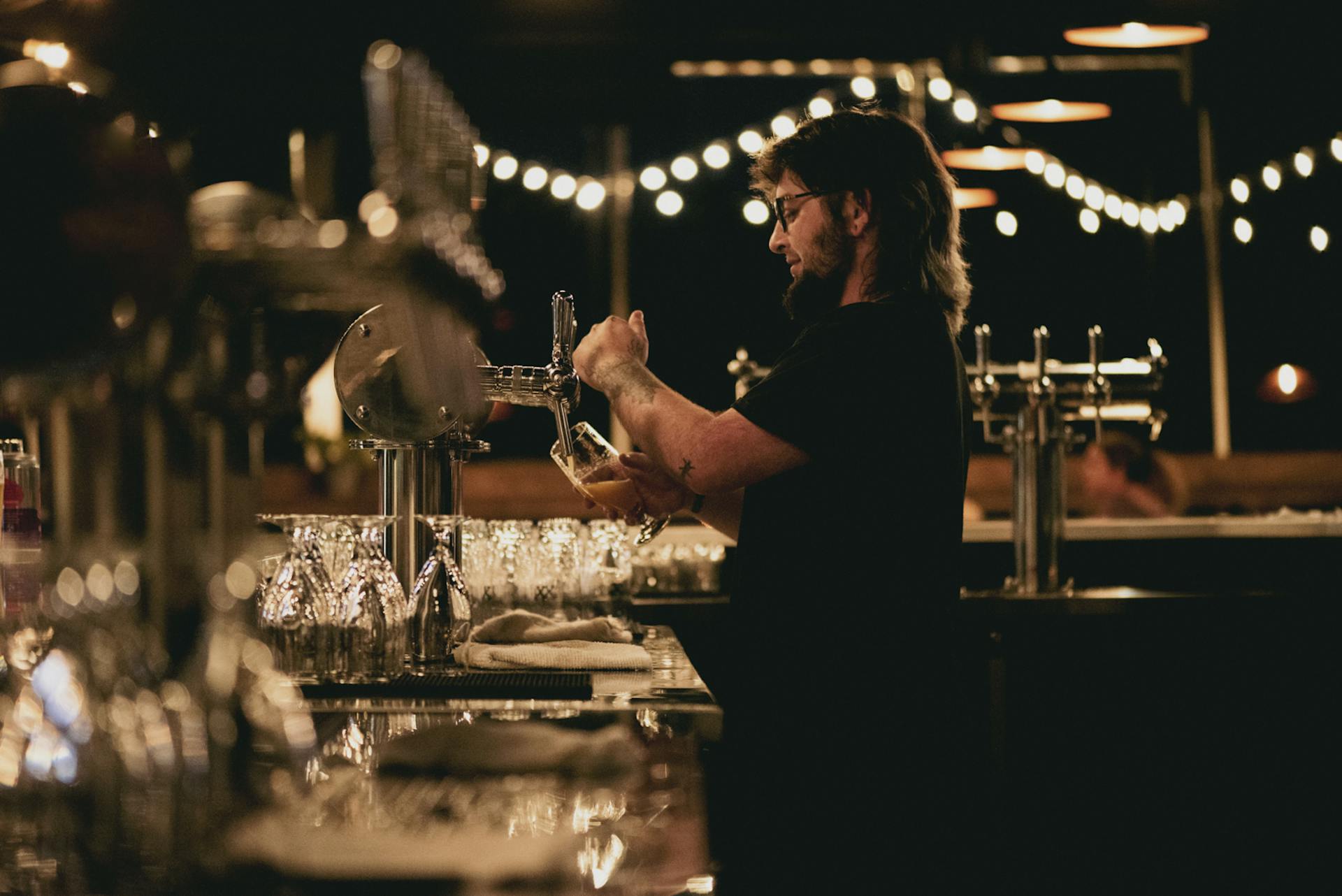 DSC_2019 bartender pouring beer